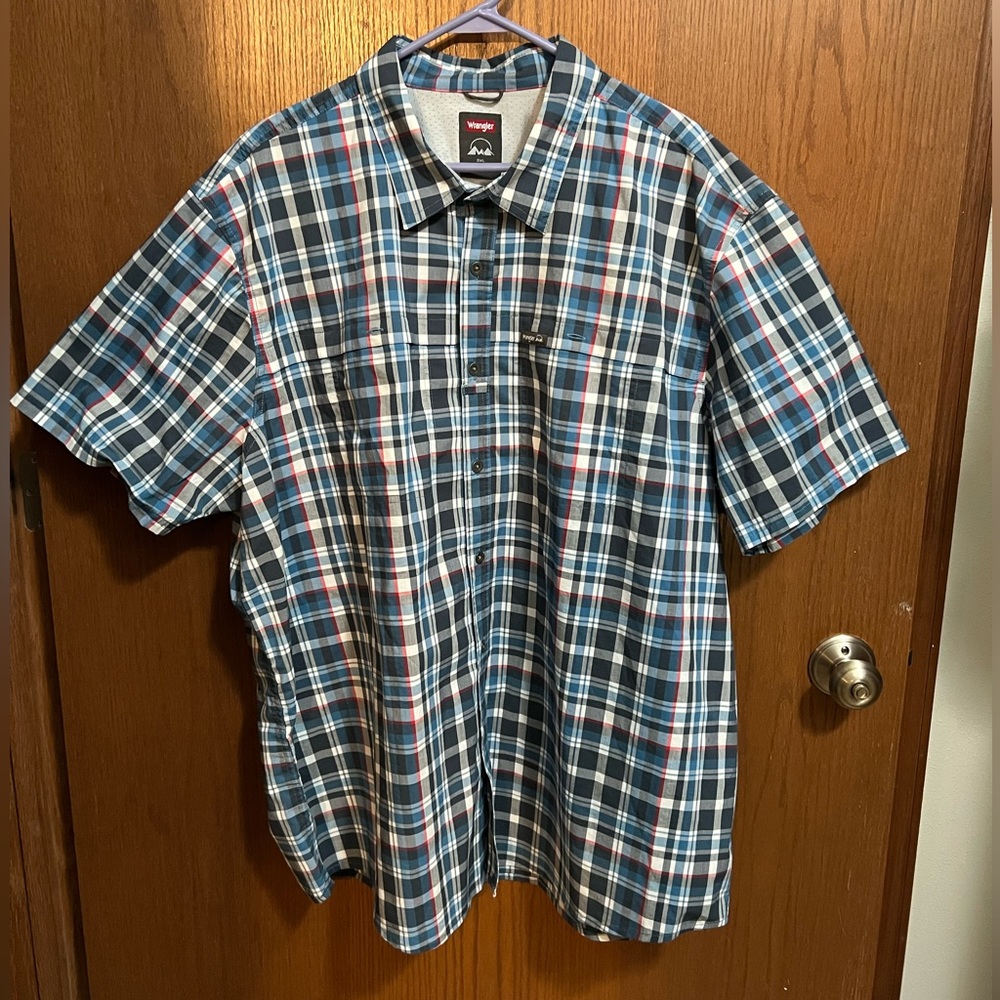 MEN'S 3XL WRANGLER ECO-FRIENDLY PLAID SHORT SLEEVE CAMP SHIRT IN DARK SAPPHIRE
